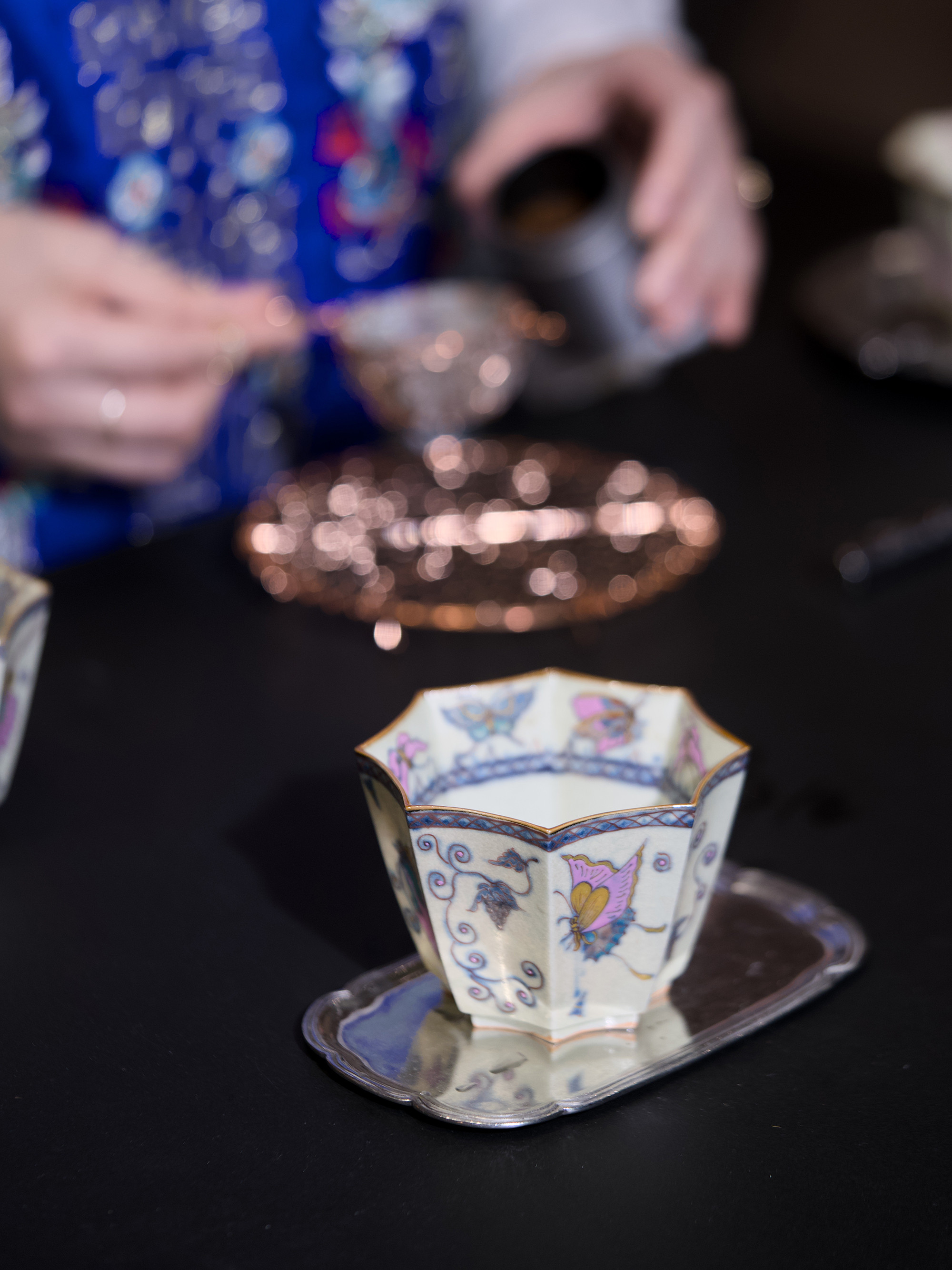 観花集｜初秋の新作 手描き釉上彩「夢中の粉蝶」八角碗カップ 景徳鎮製 コーヒーカップ｜小鉢 約250ml