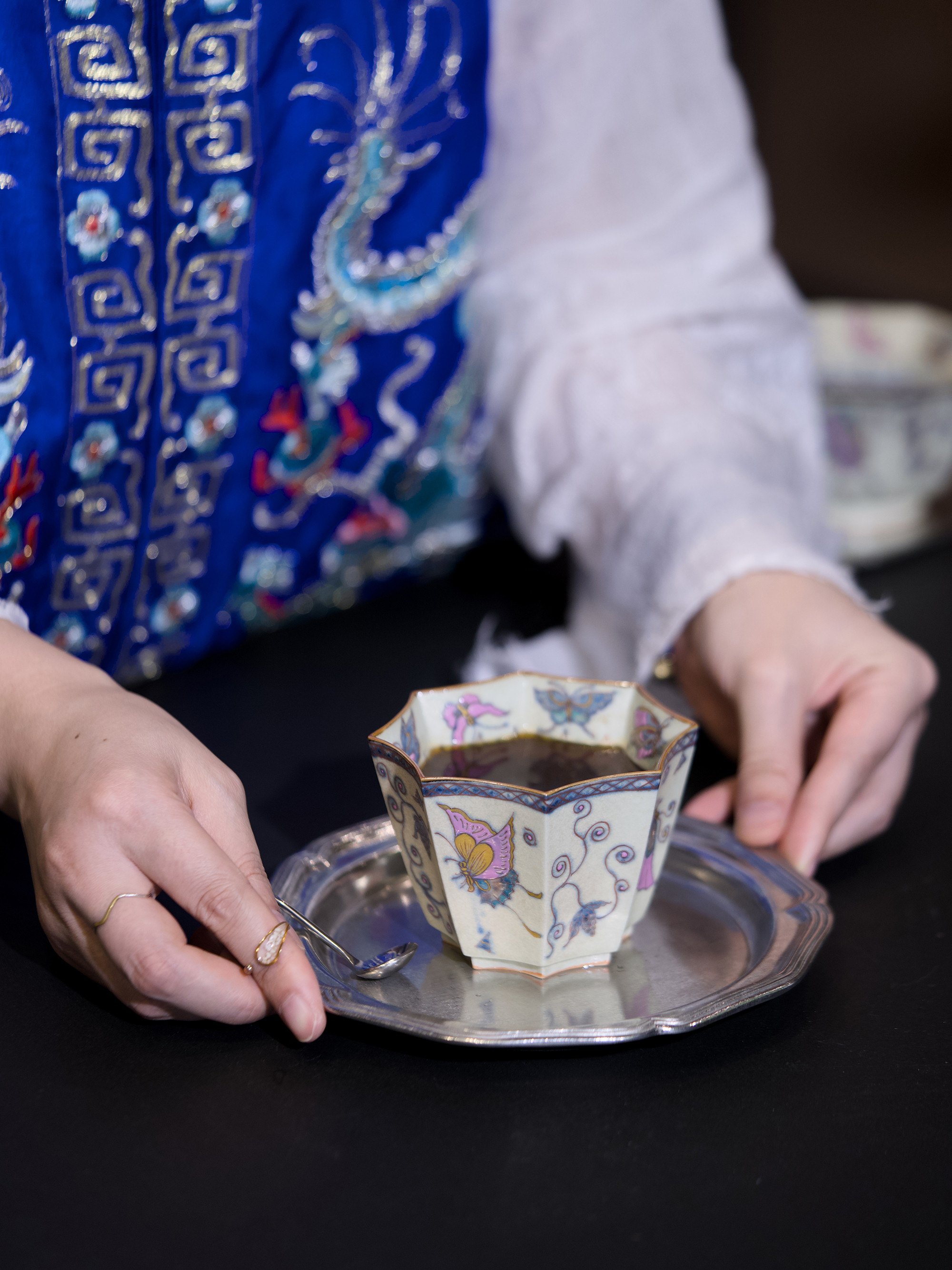 観花集｜初秋の新作 手描き釉上彩「夢中の粉蝶」八角碗カップ 景徳鎮製 コーヒーカップ｜小鉢 約250ml