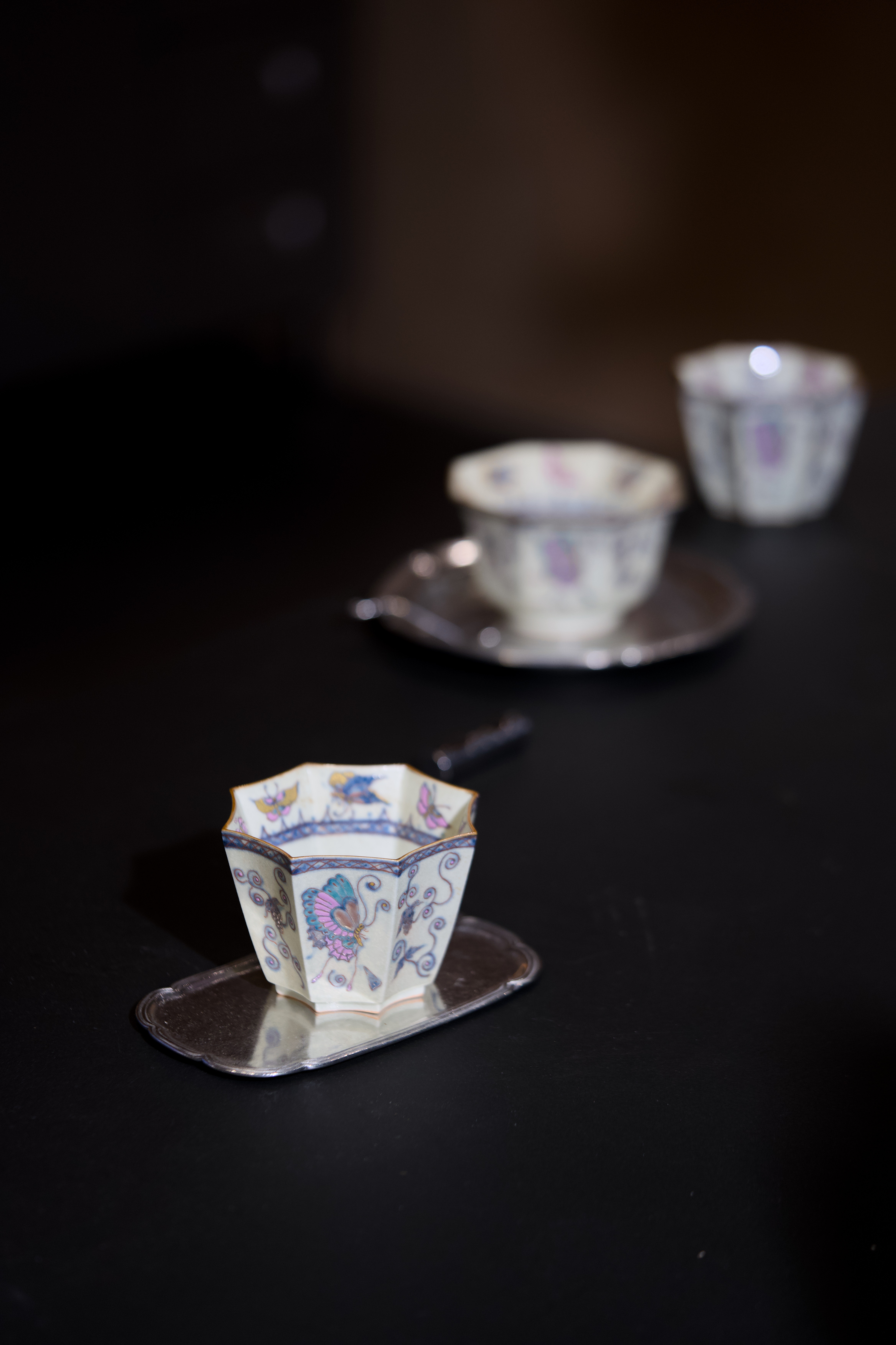 観花集｜初秋の新作 手描き釉上彩「夢中の粉蝶」八角碗カップ 景徳鎮製 コーヒーカップ｜小鉢 約250ml