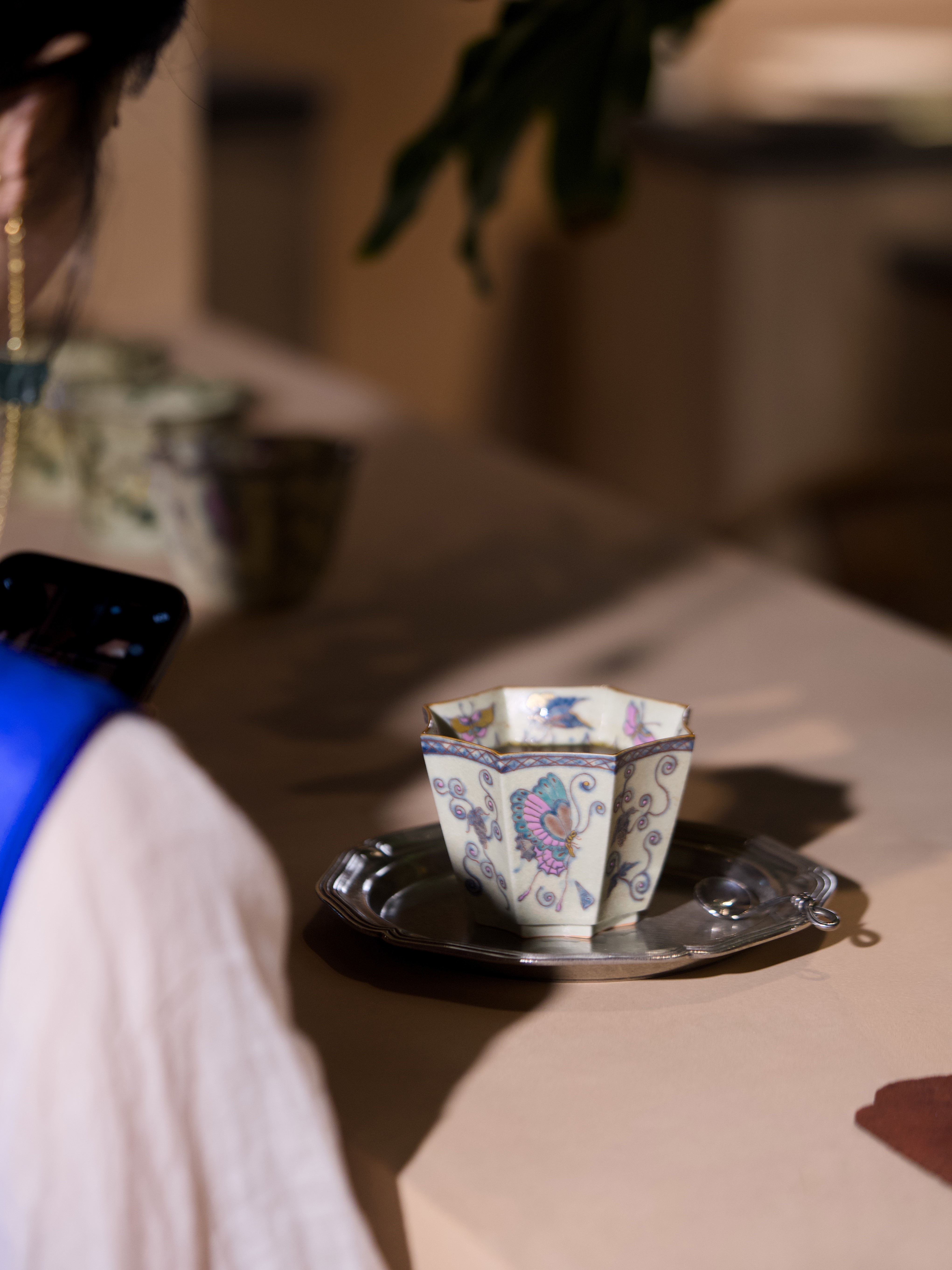 観花集｜初秋の新作 手描き釉上彩「夢中の粉蝶」八角碗カップ 景徳鎮製 コーヒーカップ｜小鉢 約250ml