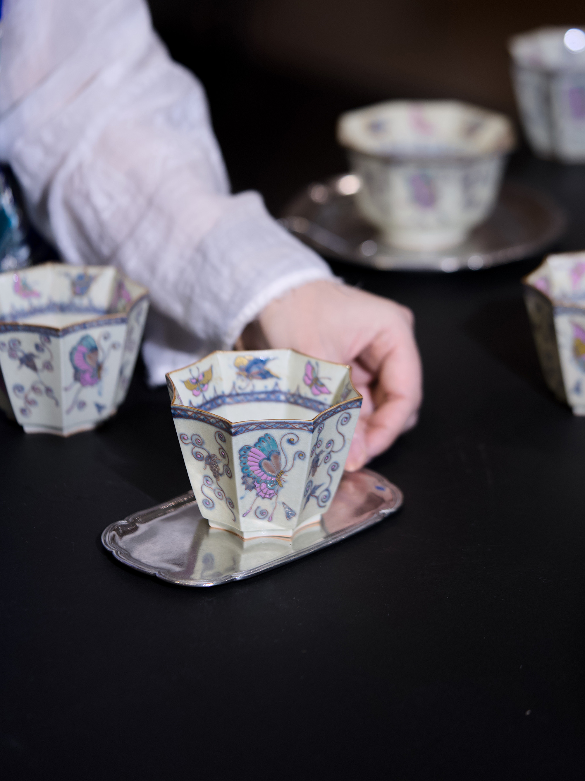 観花集｜初秋の新作 手描き釉上彩「夢中の粉蝶」八角碗カップ 景徳鎮製 コーヒーカップ｜小鉢 約250ml