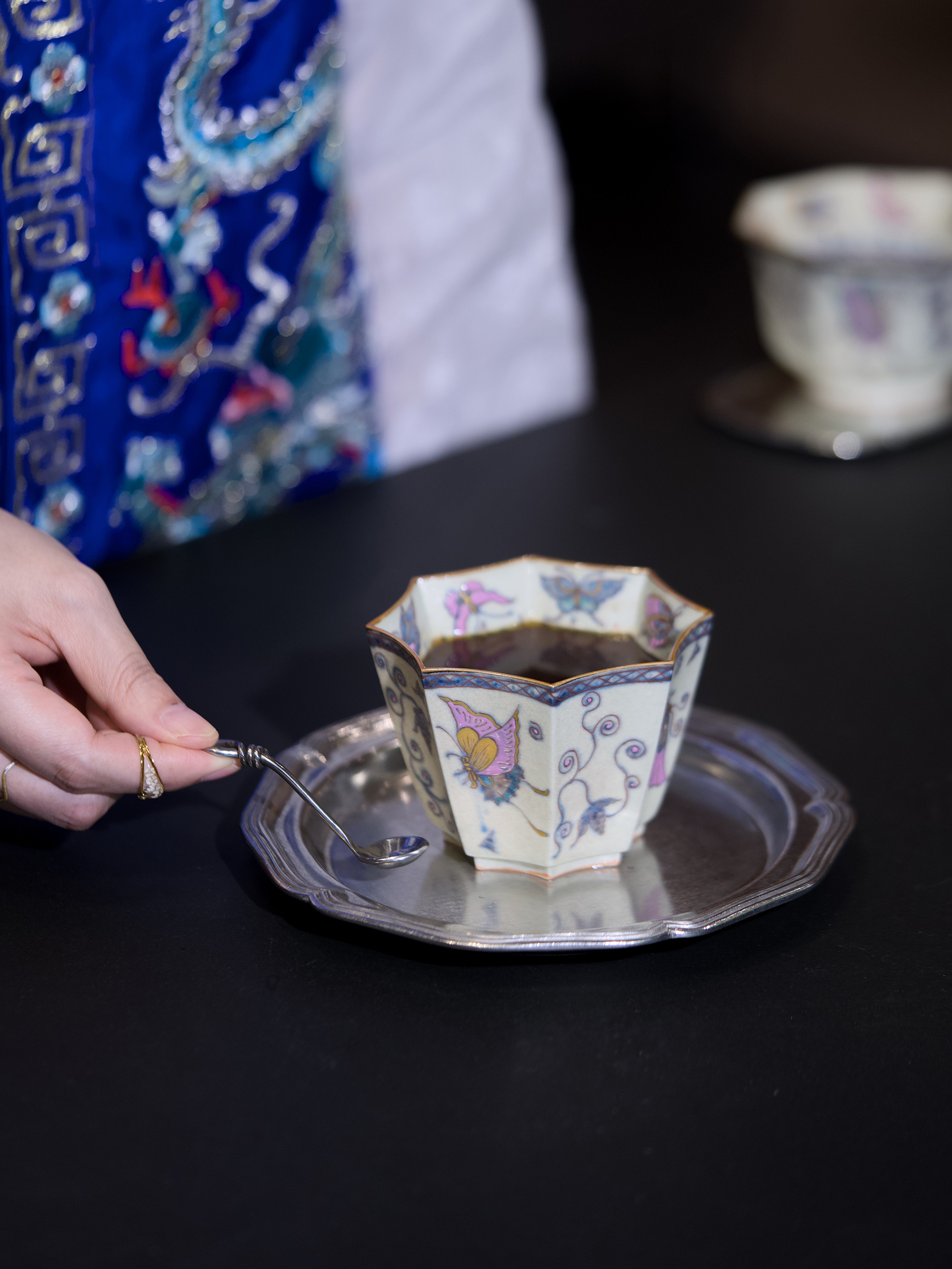 観花集｜初秋の新作 手描き釉上彩「夢中の粉蝶」八角碗カップ 景徳鎮製 コーヒーカップ｜小鉢 約250ml