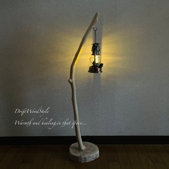 流木インテリア 無垢の流木を磨いた白い流木スタンド ランタンやエアプラントを飾れる置物 北欧 照明 N102 2枚目の画像