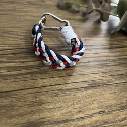 端材で作ったサスティナブルなパラコード・キーリング 【トリコロールミックス】 2枚目の画像