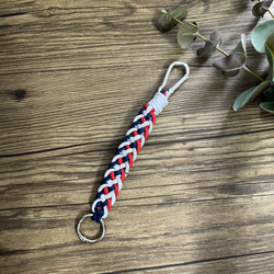 端材で作ったサスティナブルなパラコード・キーリング 【トリコロールミックス】 1枚目の画像