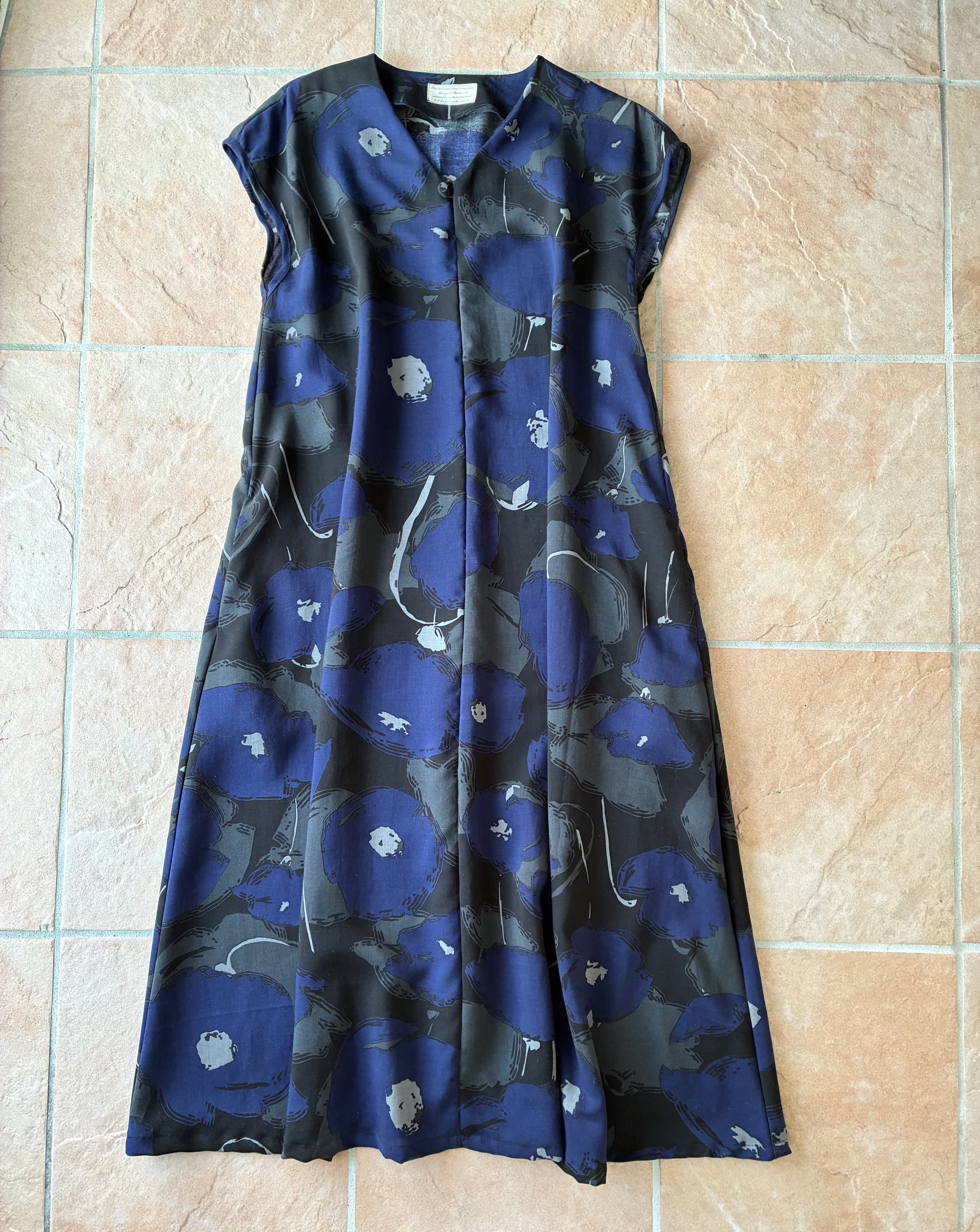 ネイビー色の花のワンピース