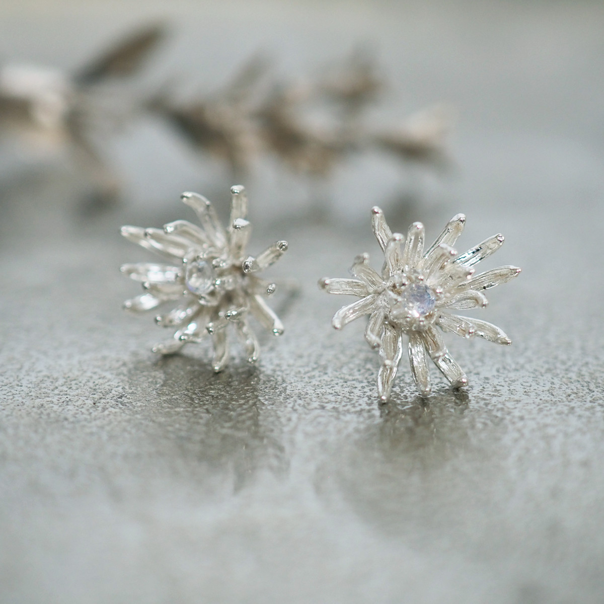 夜月の菊 *〜菊と月長石のピアス〜* (silver×Blue Moonstone)