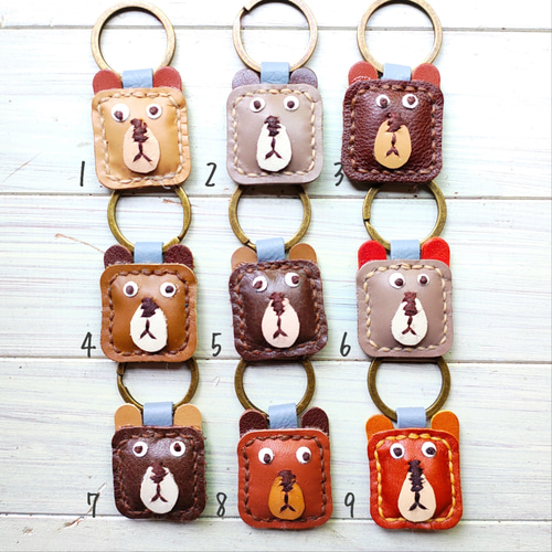 クマの顔デザイン キーホルダー とぼけ顔に癒される！四角いクマのレザーキーホルダー」ネームタグ無料
