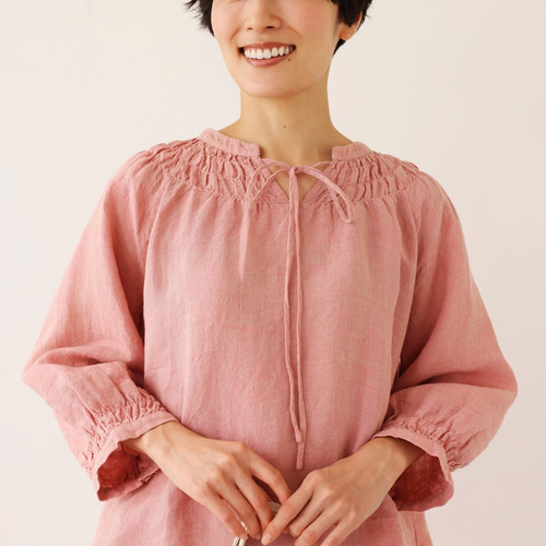 ハンドメイド感たっぷりのチュックドブラウス リネン100