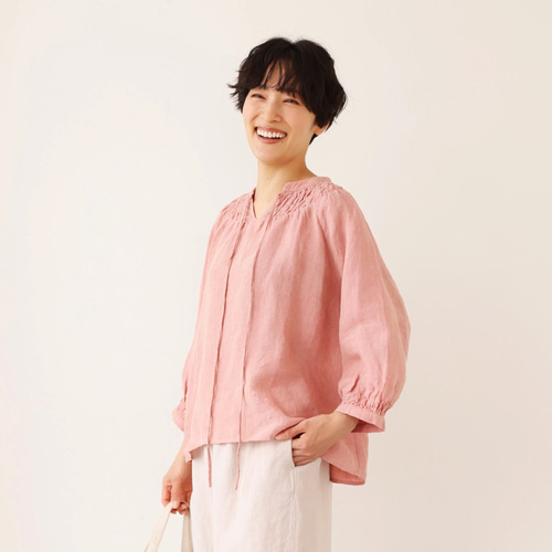 ハンドメイド感たっぷりのチュックドブラウス リネン100％ リネン