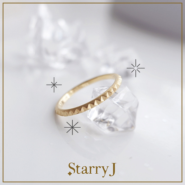 シャープな煌めき - ピラミッドスタッズ リング 指輪 マット仕上げ 送料無料 シルバー925 K18GP