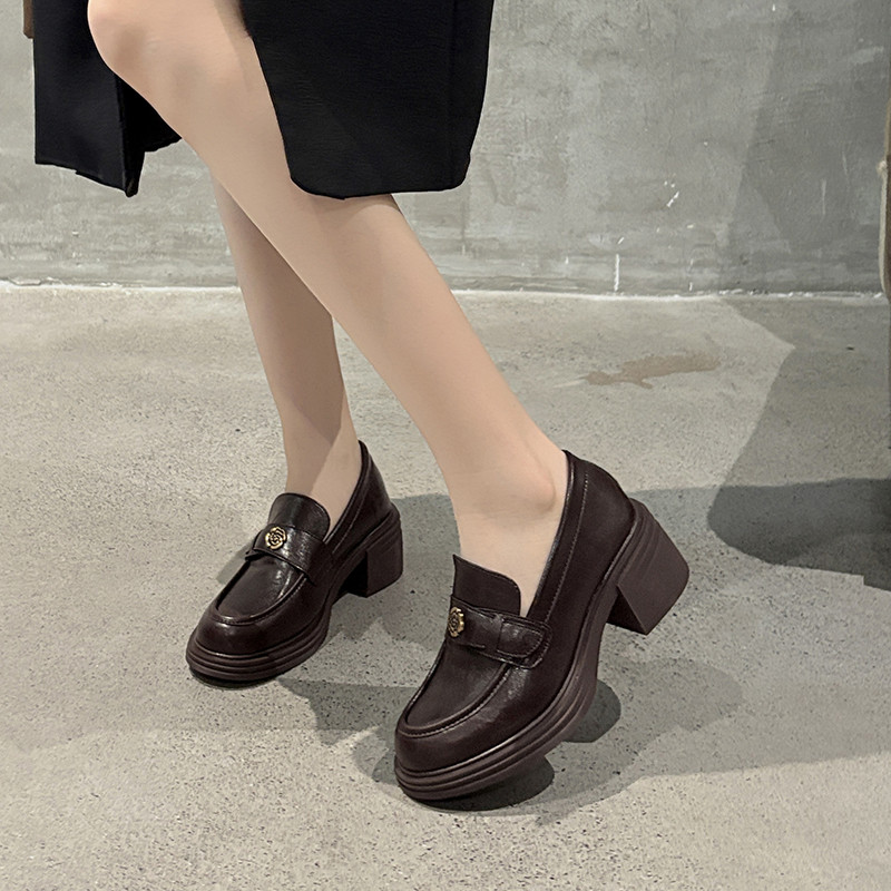 羊皮版~黒のローファー靴女の太いと英倫風のつばきの丸い頭復古の小さい革靴の単靴をこぎます