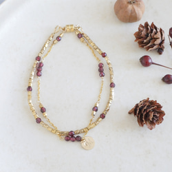 【單手即可輕鬆配戴和摘取】炎秋日的完美之選！ 14公斤石榴石和日本珠雙層手鍊，可選配字母吊墜 第16張的照片