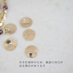 【單手即可輕鬆配戴和摘取】炎秋日的完美之選！ 14公斤石榴石和日本珠雙層手鍊，可選配字母吊墜 第11張的照片