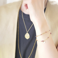 【單手即可輕鬆配戴和摘取】炎秋日的完美之選！ 14公斤石榴石和日本珠雙層手鍊，可選配字母吊墜 第12張的照片