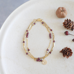 【單手即可輕鬆配戴和摘取】炎秋日的完美之選！ 14公斤石榴石和日本珠雙層手鍊，可選配字母吊墜 第2張的照片