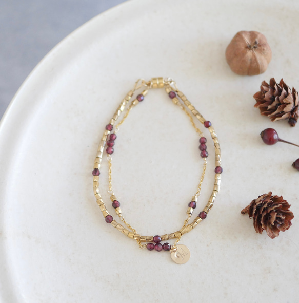 【單手即可輕鬆配戴和摘取】炎秋日的完美之選！ 14公斤石榴石和日本珠雙層手鍊，可選配字母吊墜 第2張的照片