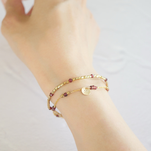 【單手即可輕鬆配戴和摘取】炎秋日的完美之選！ 14公斤石榴石和日本珠雙層手鍊，可選配字母吊墜 第4張的照片