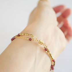 【單手即可輕鬆配戴和摘取】炎秋日的完美之選！ 14公斤石榴石和日本珠雙層手鍊，可選配字母吊墜 第6張的照片