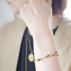 【單手即可輕鬆配戴和摘取】炎秋日的完美之選！ 14公斤石榴石和日本珠雙層手鍊，可選配字母吊墜 第15張的照片