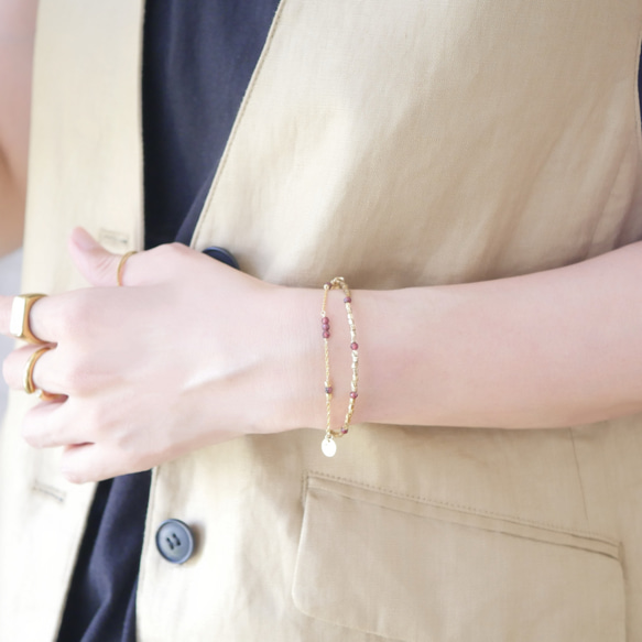 【單手即可輕鬆配戴和摘取】炎秋日的完美之選！ 14公斤石榴石和日本珠雙層手鍊，可選配字母吊墜 第14張的照片