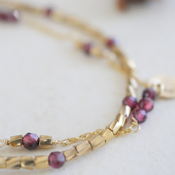 【單手即可輕鬆配戴和摘取】炎秋日的完美之選！ 14公斤石榴石和日本珠雙層手鍊，可選配字母吊墜 第3張的照片