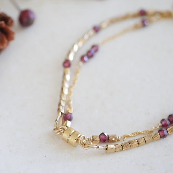 【單手即可輕鬆配戴和摘取】炎秋日的完美之選！ 14公斤石榴石和日本珠雙層手鍊，可選配字母吊墜 第5張的照片