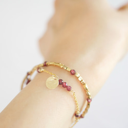 【單手即可輕鬆配戴和摘取】炎秋日的完美之選！ 14公斤石榴石和日本珠雙層手鍊，可選配字母吊墜 第10張的照片