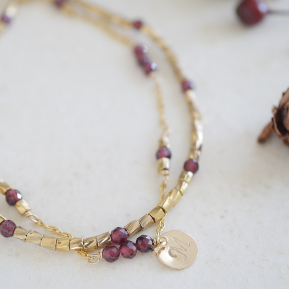 【單手即可輕鬆配戴和摘取】炎秋日的完美之選！ 14公斤石榴石和日本珠雙層手鍊，可選配字母吊墜 第1張的照片