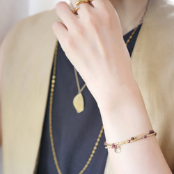 【單手即可輕鬆配戴和摘取】炎秋日的完美之選！ 14公斤石榴石和日本珠雙層手鍊，可選配字母吊墜 第13張的照片