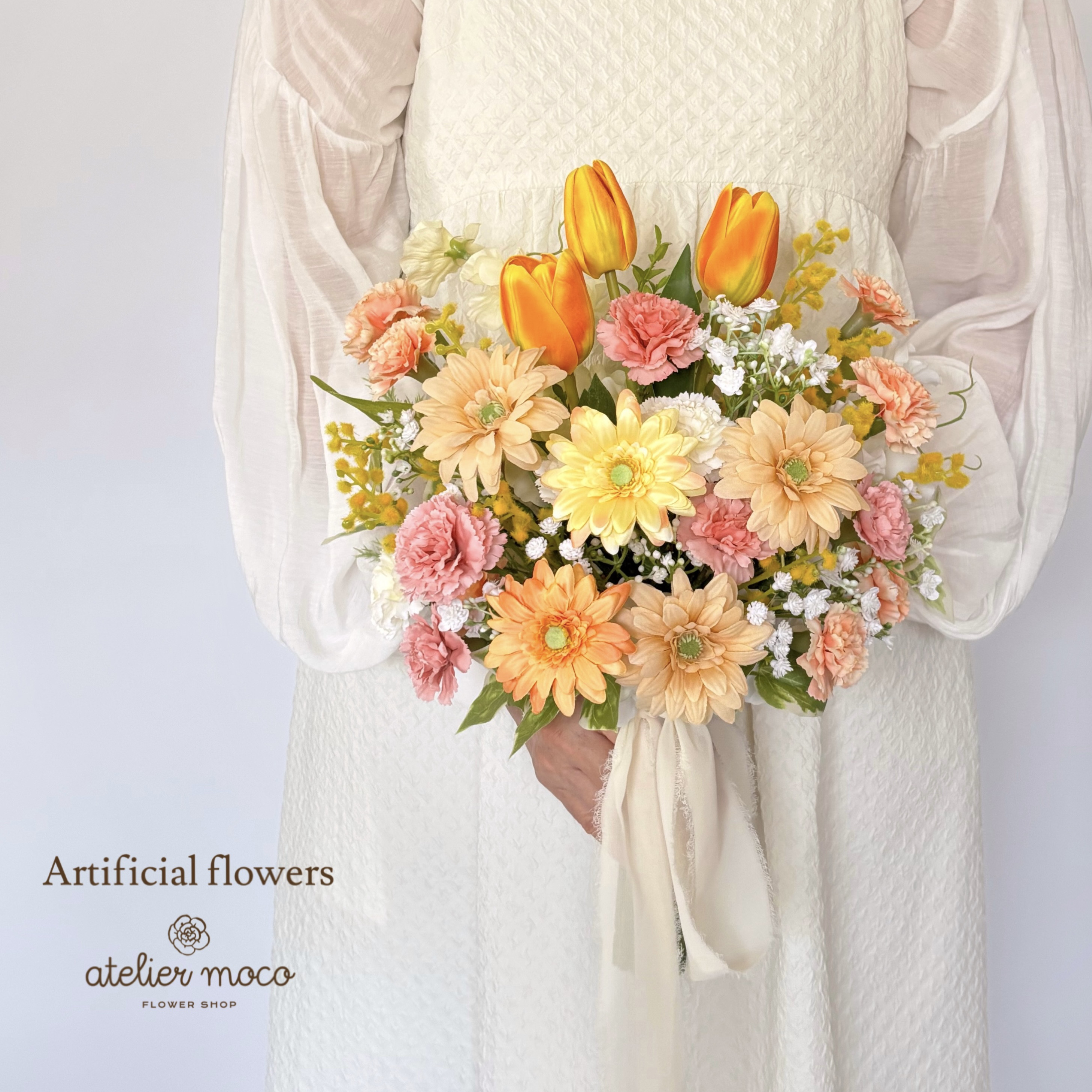 【受注再販】ガーベラ と かすみ草 のガーデン風 クラッチブーケ（造花・ウェディング・結婚式・前撮り・フォト・ブーケ