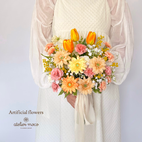 受注再販】ガーベラ と かすみ草 のガーデン風 クラッチブーケ（造花