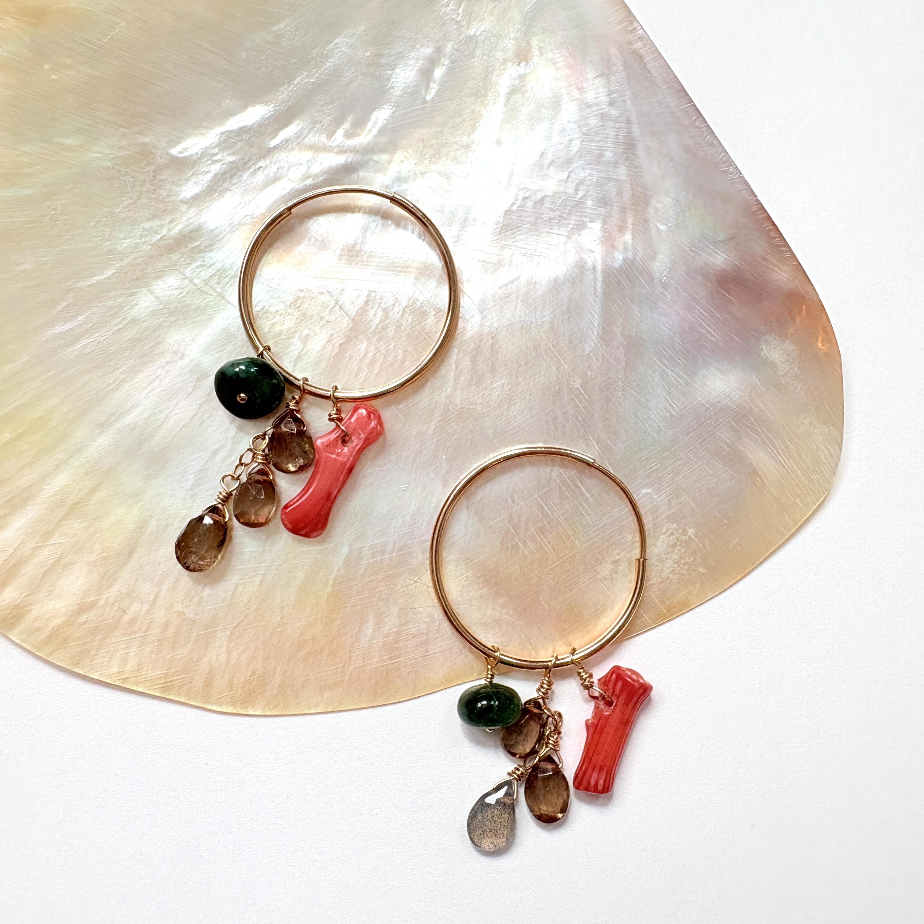 天然石（エメラルド×赤珊瑚×スモーキークォーツ）フープピアス