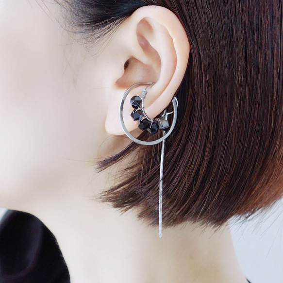 【8月誕生石】シックな大人の揺れ感を楽しむオニキスイヤーカフ ※ステンレス製ベース 1枚目の画像