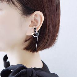 【8月誕生石】シックな大人の揺れ感を楽しむオニキスイヤーカフ ※ステンレス製ベース 6枚目の画像