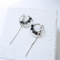 【8月誕生石】シックな大人の揺れ感を楽しむオニキスイヤーカフ ※ステンレス製ベース 4枚目の画像