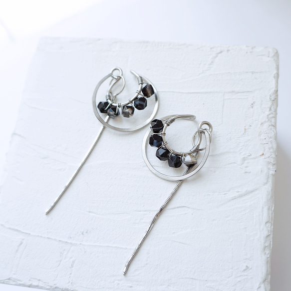 【8月誕生石】シックな大人の揺れ感を楽しむオニキスイヤーカフ ※ステンレス製ベース 4枚目の画像