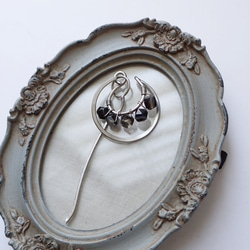 【8月誕生石】シックな大人の揺れ感を楽しむオニキスイヤーカフ ※ステンレス製ベース 2枚目の画像