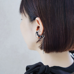 【8月誕生石】シックな大人の揺れ感を楽しむオニキスイヤーカフ ※ステンレス製ベース 8枚目の画像