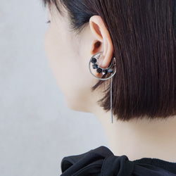 【8月誕生石】シックな大人の揺れ感を楽しむオニキスイヤーカフ ※ステンレス製ベース 7枚目の画像