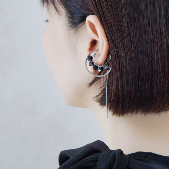 【8月誕生石】シックな大人の揺れ感を楽しむオニキスイヤーカフ ※ステンレス製ベース 7枚目の画像