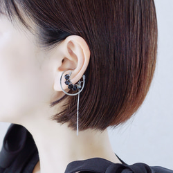 【8月誕生石】シックな大人の揺れ感を楽しむオニキスイヤーカフ ※ステンレス製ベース 3枚目の画像