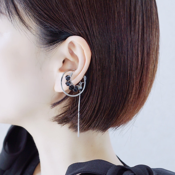 【8月誕生石】シックな大人の揺れ感を楽しむオニキスイヤーカフ ※ステンレス製ベース 3枚目の画像