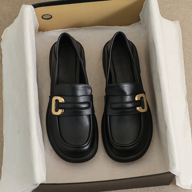 黒の小さい革靴の女性春秋2025新モデルの1足はローファーをこぎます英倫風の大きいサイズの女性靴