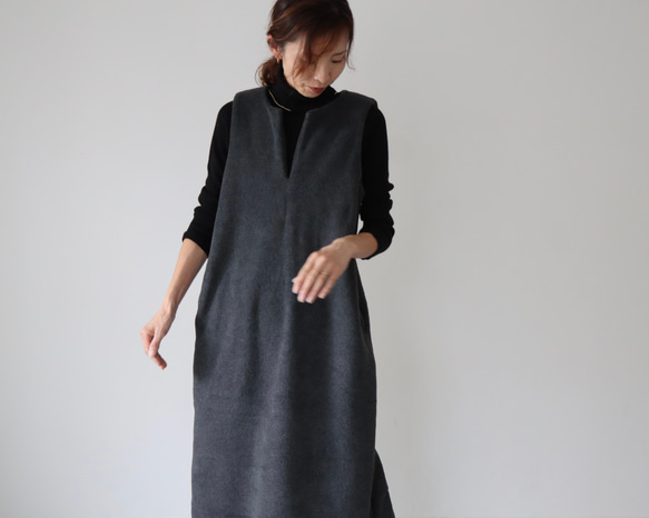 冬のモコモコ高級メルトンフリースワンピース／スラッシュネックワンピース／メルトンジャンパースカート／チャコール 4枚目の画像