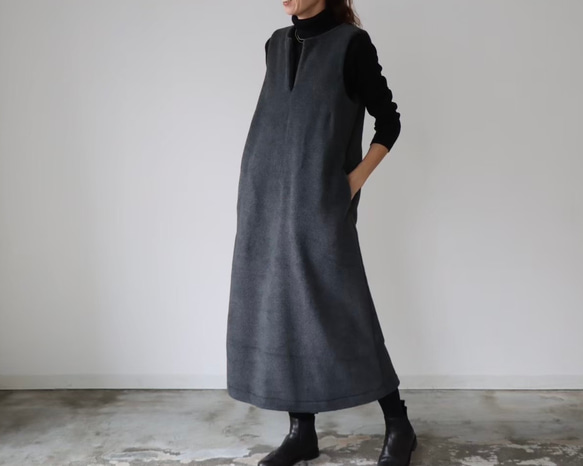 冬のモコモコ高級メルトンフリースワンピース／スラッシュネックワンピース／メルトンジャンパースカート／チャコール 1枚目の画像