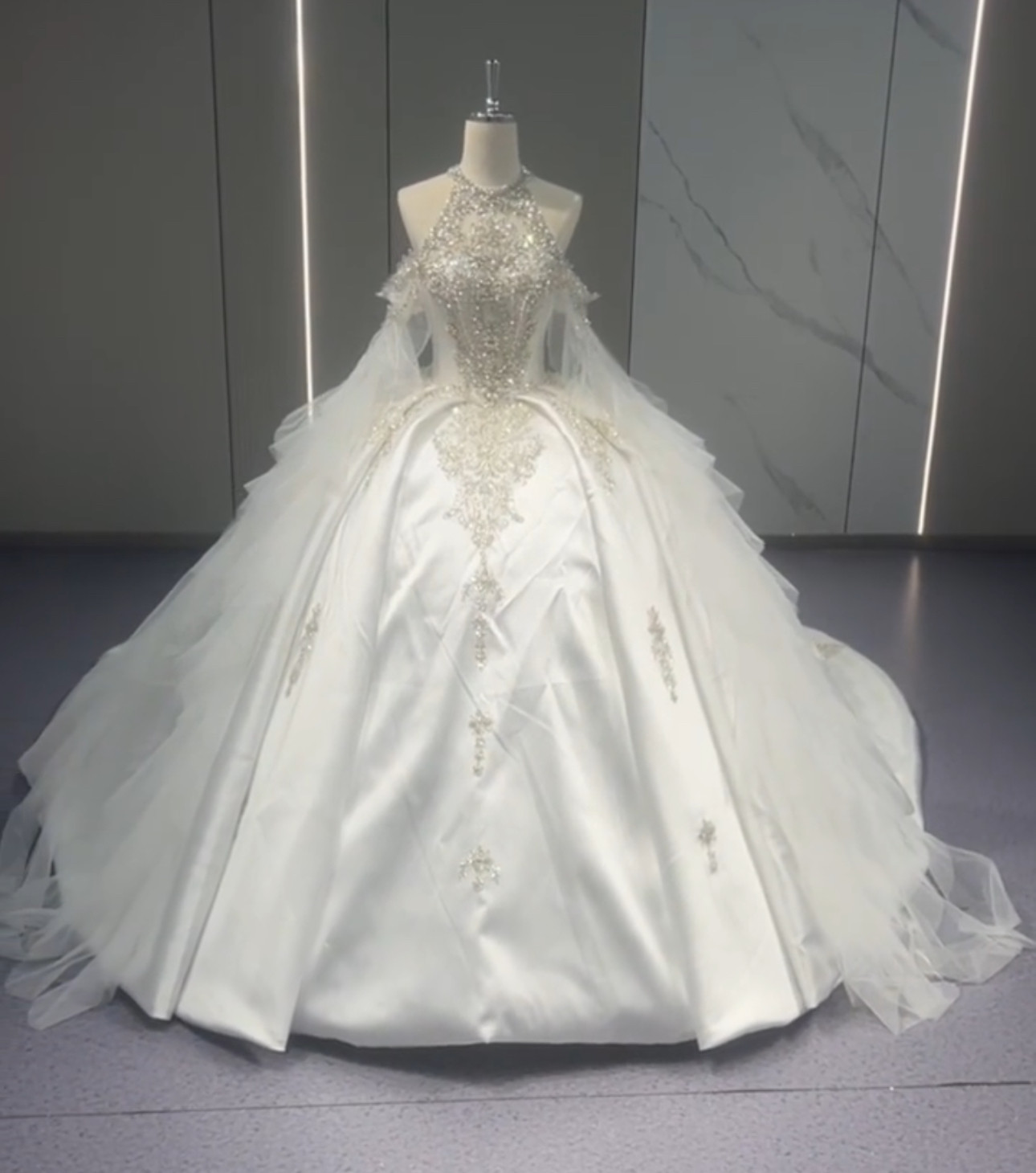 目立つ　取り外し可能お袖　3ways　高級サテン　ホルターネック　刺繍つき　上品　大人気ウェディングドレス挙式プリンセス