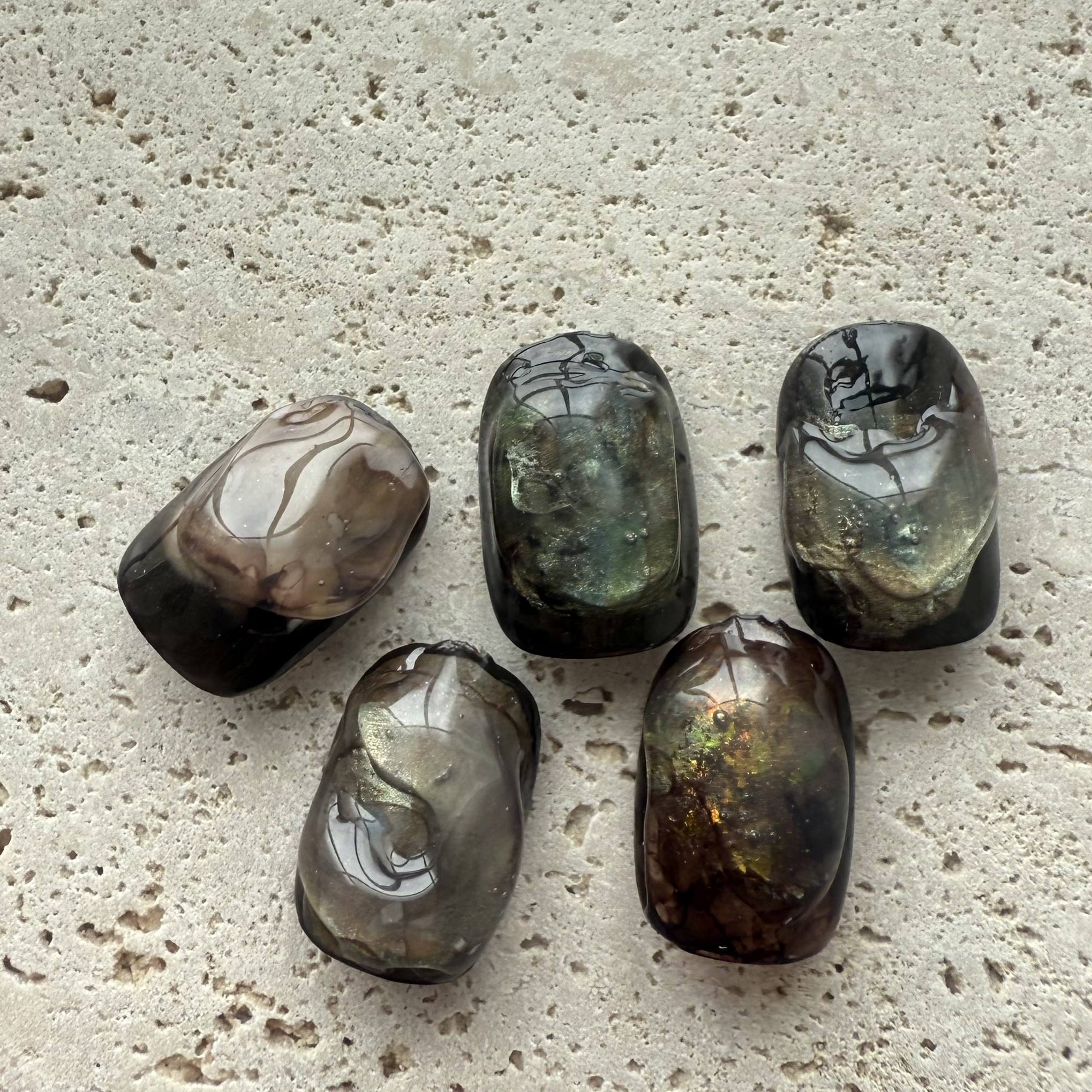 鉱石ニュアンス × 深緑・琥珀ネイル