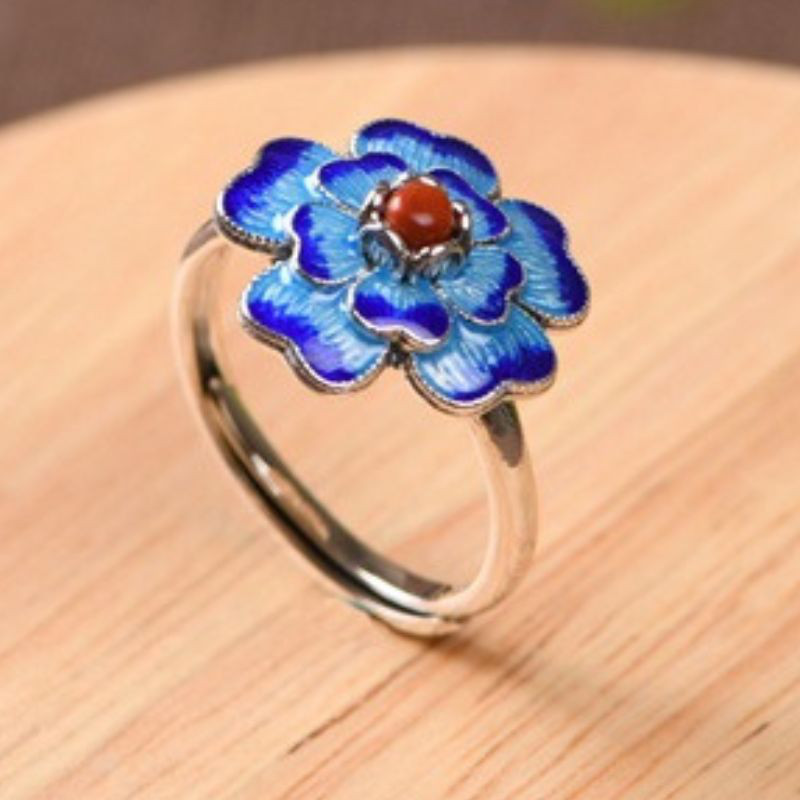 サクラソウのリング - 指先に春の息吹を感じさせる　R430