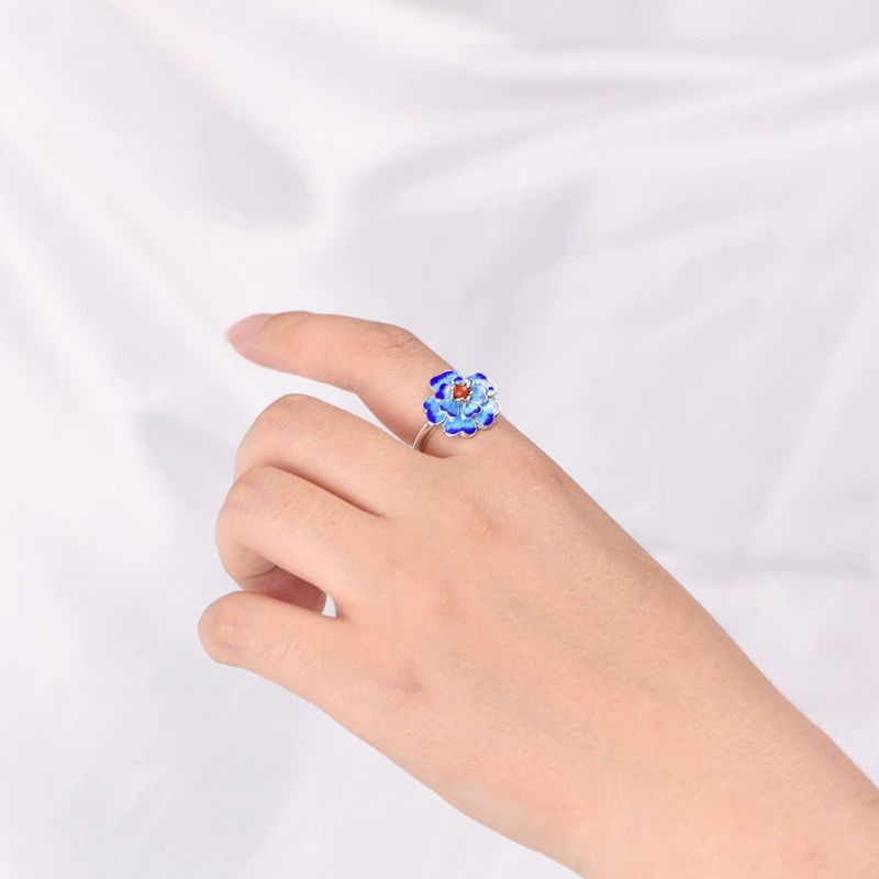 サクラソウのリング - 指先に春の息吹を感じさせる　R430